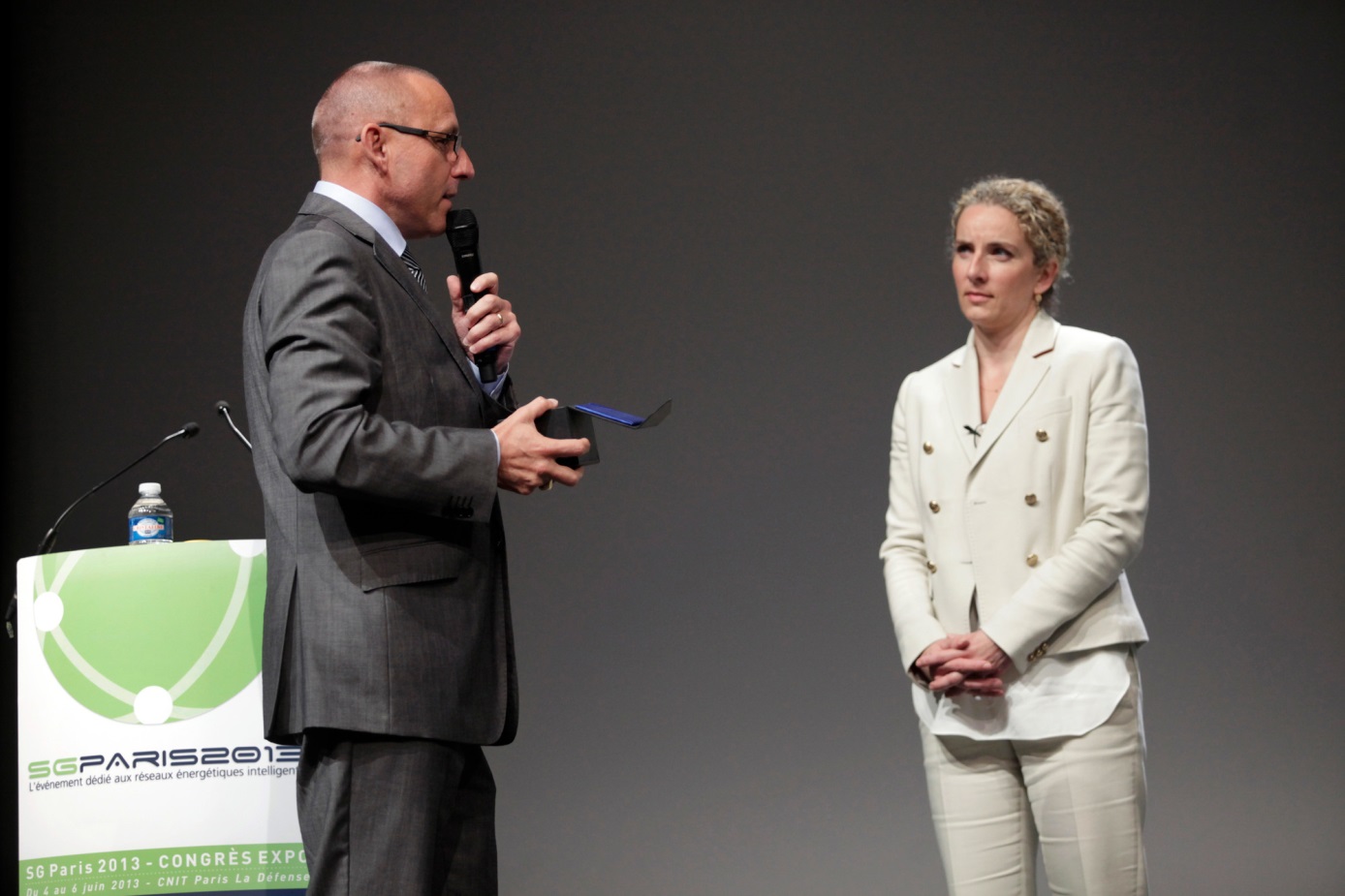 Didier COLIN, pilote du projet VENTEEA reçoit le trophée de Delphine BATHO, ministre de l'Écologie, du Développement durable et de l'Énergie