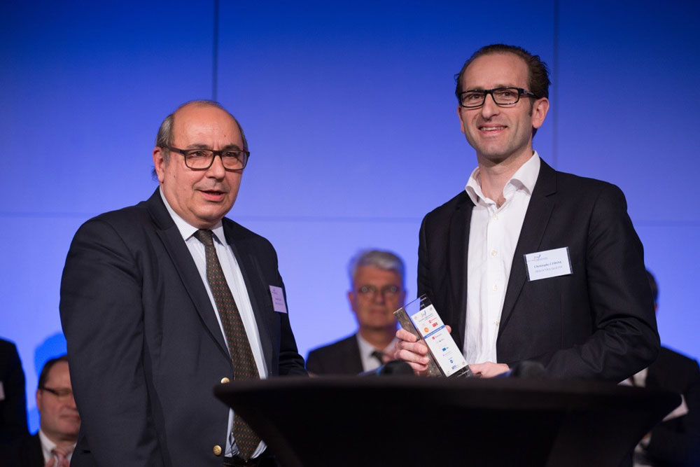 Paul Ducasse (MEDEE) remet le trophée de la Filière Electrique à l'entreprise ISOLECTRA MARTIN lors des Trophées de l'Industrie 2016