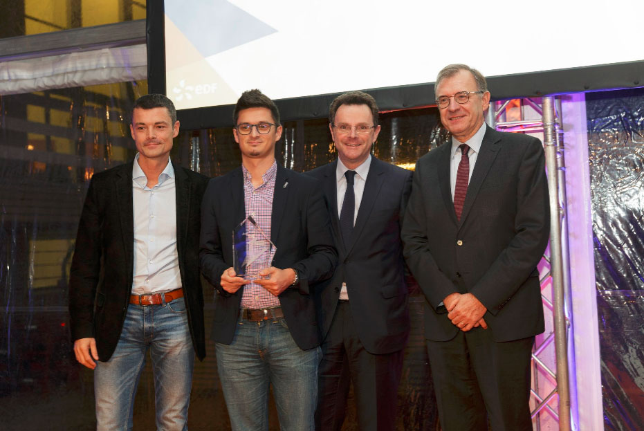 Benoît Bellavoine, Président de XP Digit, recevant son prix des mains de F. Motte, Président régional du MEDEF, et Etienne Corteel