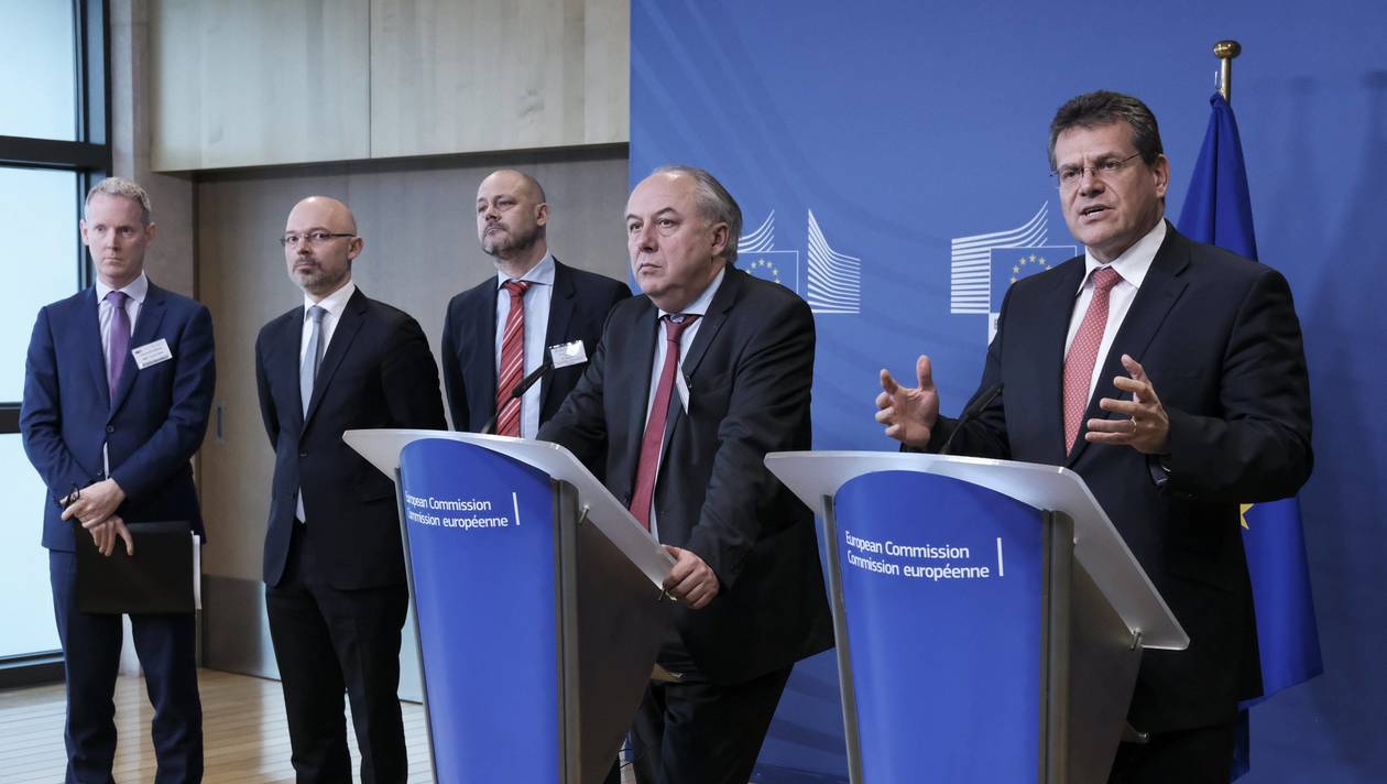 ©OLIVIER HOSLET/EPA/MAXPPP - epa06518579 European Commission Vice-President for Energy Union, Maros Sefcovic (R), is flanked by State Secretaries of Germany Matthias Machnig (2-R), of Poland Michal Kurtyka (3-R) and of Sweden Niklas Johanson (2-L) along with European Investment Bank Vice President Andrew McDowell (L) as they give a joint media briefing at the end of high-level meeting on the European Battery Alliance, in Brussels, Belgium, 12 February 2018. EPA-EFE/OLIVIER HOSLET